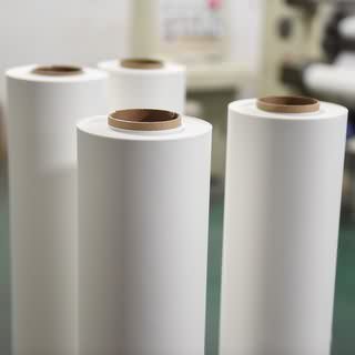 Factory Supply Čína Rýchloschnúci sublimačný prenosový papier veľkosti A4 na svetlé oblečenie 100 listov/balenie 20 balení/kartón